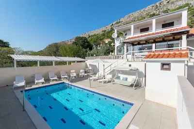Image de Villa Leo \/ piscine privée \/ vue mer \/ animaux acceptés \/ villa de luxe sur 1000 m2