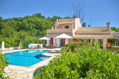 Image de Avlaki Beach House, élégant Villa, donnant sur la plage extraordinaire protégé