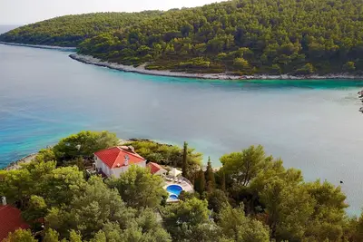 Image de Luxueuse villa en bord de mer avec une jetée et une plage de galets - Korcula