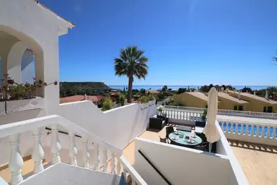 Image de Copropriété avec piscine partagée avec 2 chambres et 2 salles de bain avec vue mer