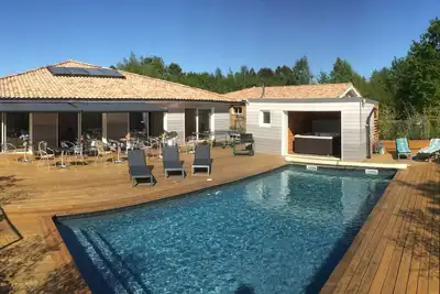 Belle maison de 300 m² avec sa piscine chauffée et son spa Proche de l'océan
