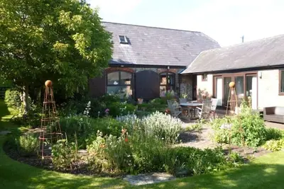 Image de Grange au pied des South Downs dans 4 hectares de jardins