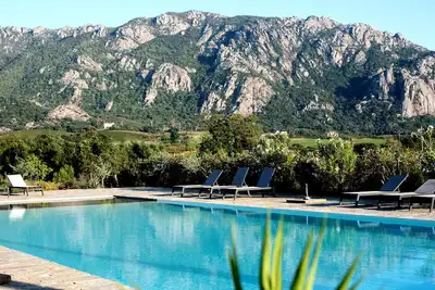 Demeure de charme dans le domaine viticole Bio Castellu di Baricci avec piscine