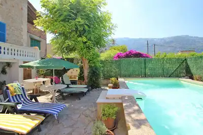 Image de Traditionnelle maison de ville de Majorque avec une belle piscine et jardin à Soller. Wifi gratuit