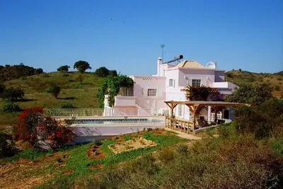 Image de Grande villa de luxe isolée avec piscine et jeux solaire chambre