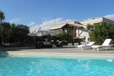 Image de Belle villa jumelée avec piscine privée isolée, patio et jardin