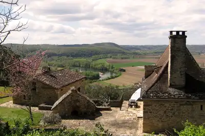 Image de Périgord Noir, maison près de Sarlat, vue sur la Dordogne, parc arboré.