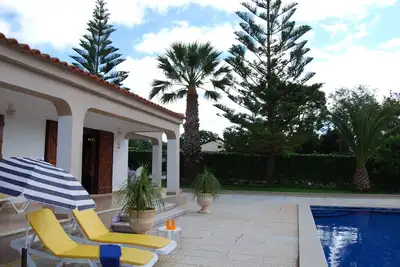 Image de Villa moderne avec grande piscine chauffée privée et tube chaud