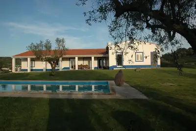 Image de Maison de vacances à la campagne paisible avec piscine dans une région viticole