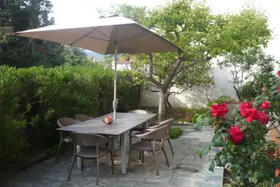 Image de Appartement dans maison  avec terrasse et jardin