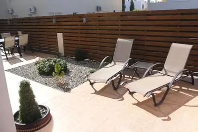 Appartement de luxe à Paphos avec un beau jardin et un jacuzzi privé