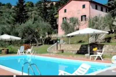 Une ferme restaurée avec piscine et  vue magnifique. À 15 minutes de Lucques.