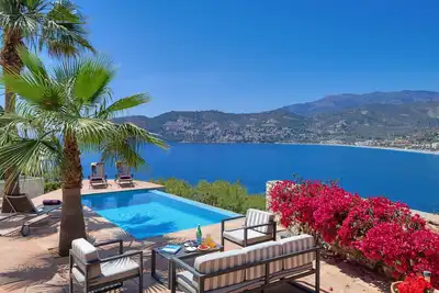 Fabulous 4 bedroom villa with private pool and amazing views of the bay