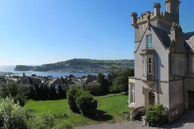Image de Beau château avec une vue imprenable sur la mer, les familles et les animaux domestiques