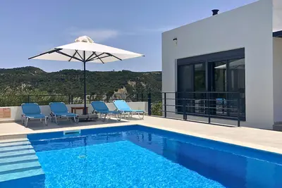 Image de Villa de luxe avec piscine privée, terrasses, vue sur la vallée et la mer, dans un endroit calme.