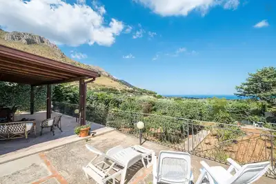 Image de Superbe Villa Noemi avec jardin et vue sur la mer.