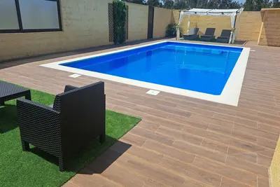 Image de Ideal for families with children, has plenty of room to play. Pets accepted