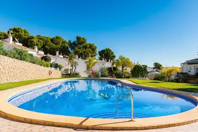 Image de Belle villa de 2 chambres avec piscine - à seulement 20 minutes à pied de la plage. Wifi.