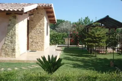 Image de Maison individuelle avec barbecue, wi-fi gratuit, pelouse verte, parking privé