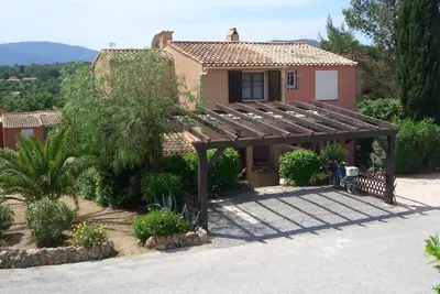Image de 3 bedroom, child-friendly house, sleeps 6 (up to 4 adults), large shared pool