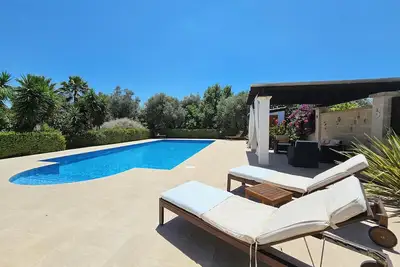 Charmante villa de campagne avec piscine privée située dans un beau jardin.