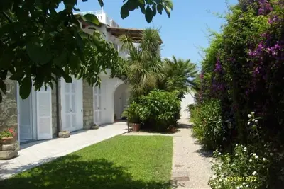 Image de Villa méditerranéenne typique à 200m de la mer entourée de verdure, offres spéciales ponts