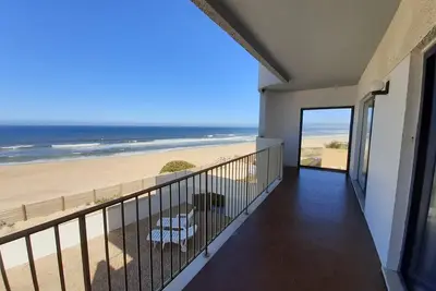 Image de spacieuse maison sur la plage calme