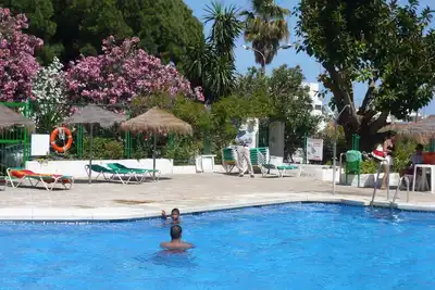 Image de Studio Avec Shared piscine, jardin et kiosque Servir de l'alcool et / Ciem bonbons