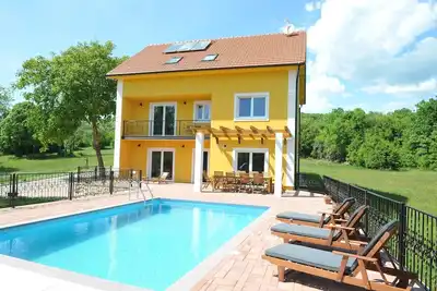 Image de Maison De Vacances Individuelle Avec Piscine Pour 10 Personnes