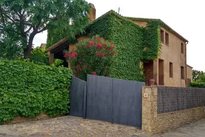 Image de Maison avec jardin et terrasse, idéale pour se détendre, près de la Costa Brava