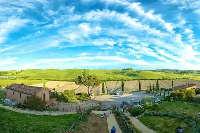 Image de Podere en Crète avec une vue imprenable et relaxante à seulement 15 minutes de Sienne
