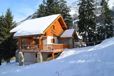 Chalet de luxe Ski-In \/ Ski-Out. Wifi gratuit, sauna et belle vue! ! !