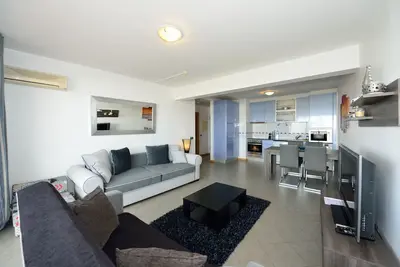 Image de Appartement de luxe entièrement climatisé au 9ème étage avec balcon et vue sur l'océan