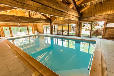 Image de Chalet confortable de 3 chambres avec cheminée, piscine, sauna, gymnase, WiFi