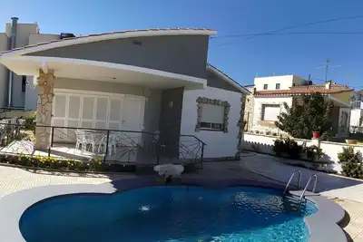 Image de Villa avec piscine privée, parking, garage et jardin (100m plage, 8 personnes)