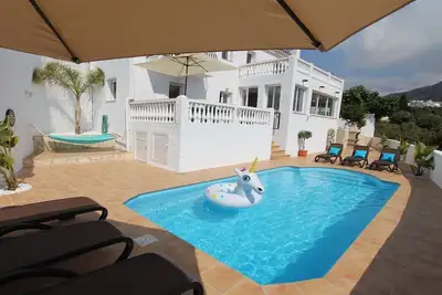 Image de Belle maison, piscine privée, des vues magnifiques sur les montagnes, Wifi, Airco
