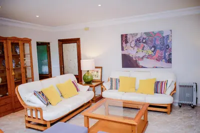 Image de Villa avec grande terrasse supérieure avec vue et jardin de 400 m2, idéal enfants.