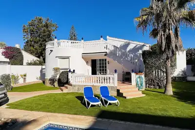 Image de Belle villa familiale avec piscine, près de la plage, à des prix adaptés aux familles.