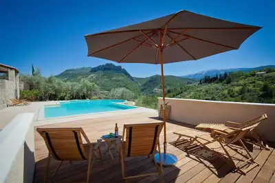 Superb villa with panoramic view of Saint-Julien and Mont Ventoux
