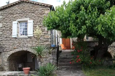 Image de Maison avec jardin clôturé, isolée, au calme, dans village de caractère.