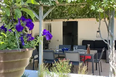 Image de 35 m2 Studio à Orange (Vaucluse). 10 à pied du cœur de la ville