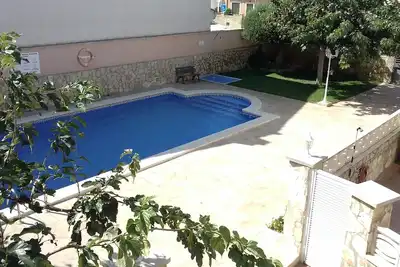 Image de Bel appartement au rez-de-chaussée avec piscine.