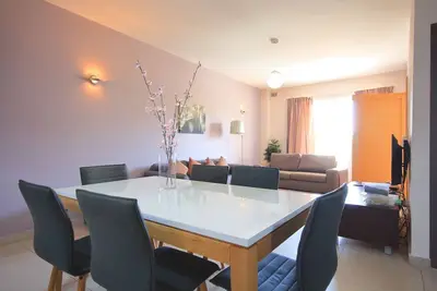 Image de Appartement confortable et entièrement équipé de 2 chambres