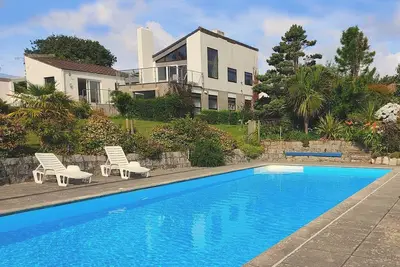 Image de Moderne 5 Chambre Maison, grande piscine privée, jardin privé et vue sur la mer