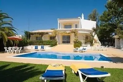Image de Villa de 3 chambres avec piscine privée et jardins - 6/8 personnes. 5min à pied du village.