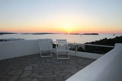 Image de Paros:vaste villa cycladique en bord de mer, face au coucher du soleil
