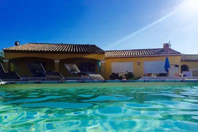 Image de villa avec jardin clos et piscine chauffée