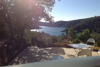 Image de T1 de charme classé *** en Rdc de villa avec jardin et piscine, accès privé lac
