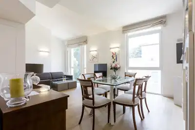 Image de Boutique De Grenier Devant La Villa Borghese Dans Le Quartier Le Plus Luxueux