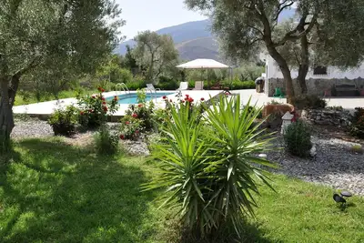 Image de Une maison de campagne de 2 chambres avec un grand jardin privé et une piscine